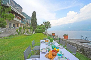 Villa Cappelletta, entire villa directly lake front with private dock sleeps 12 Gargnano